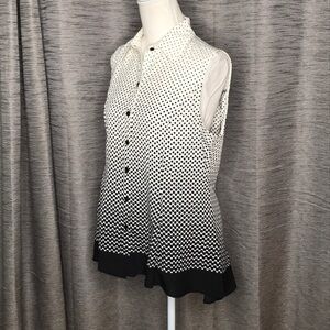 SIGNATURE COLLECTION MEDIUM B&W SLEEVELESS BUTTONUP BLOUSE